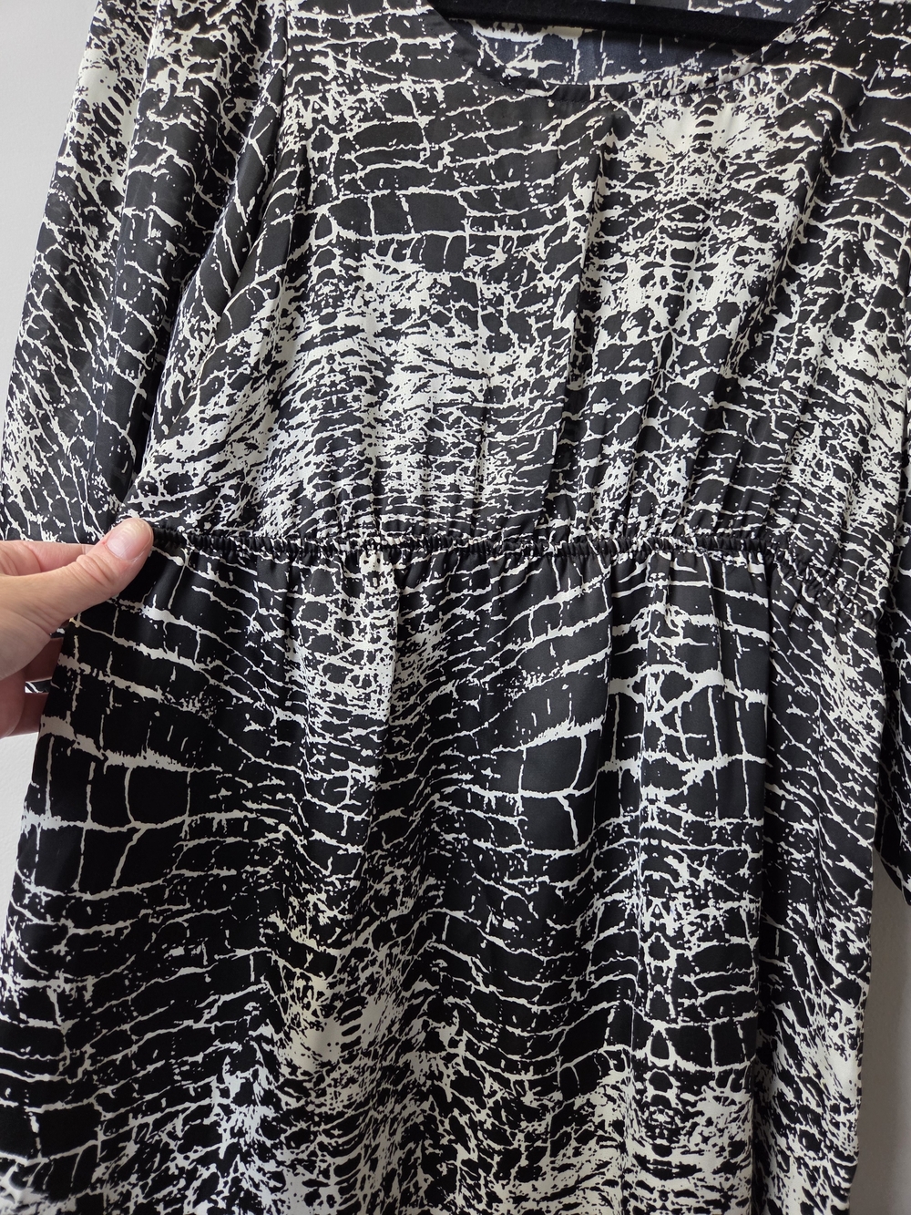 Black & White Crackle Print Long Sleeve Dress - Picture 2 of 9
